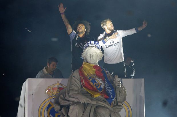Real Madrid melakukan perayaan di Cibeles setelah sukes menjuarai La Liga 2016/2017 Real Madrid melakukan perayaan di Cibeles setelah sukes menjuarai La Liga 2016/2017