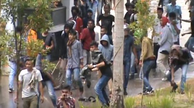 Mahasiswa Seret Kawat Berduri, Demo di Kantor Gubernur Sultra Kembali Rusuh