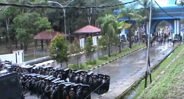 Mahasiswa Seret Kawat Berduri, Demo di Kantor Gubernur Sultra Kembali Rusuh