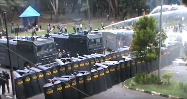 Mahasiswa Seret Kawat Berduri, Demo di Kantor Gubernur Sultra Kembali Rusuh