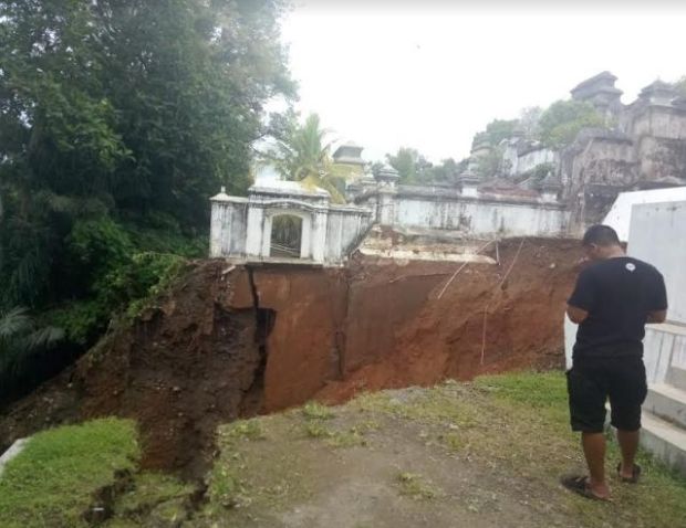 Kompleks Makam Raja Yogya di Imogiri Longsor