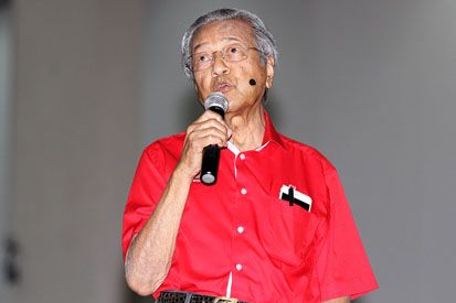 Protes Terhadap Politisi, dari Dilempar Sepatu hingga Telur