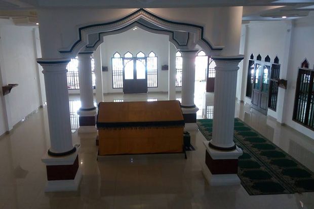 Makam Keramat di Masjid Kuno Mangga Dua