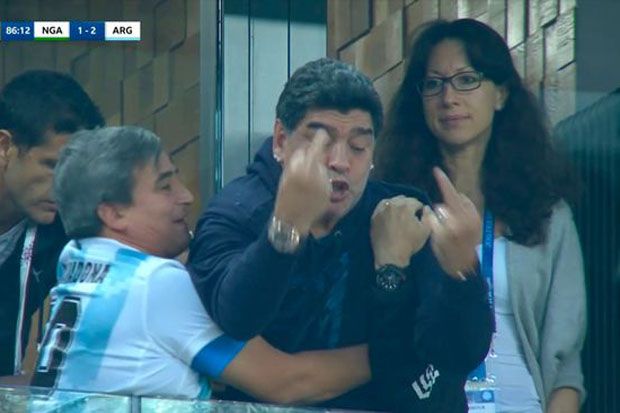 Usai Rayakan Gol Rojo, Maradona Dibawa ke Rumah Sakit