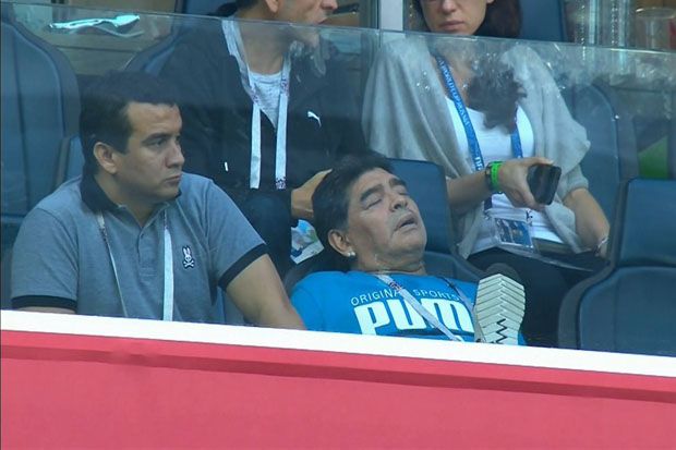 Usai Rayakan Gol Rojo, Maradona Dibawa ke Rumah Sakit