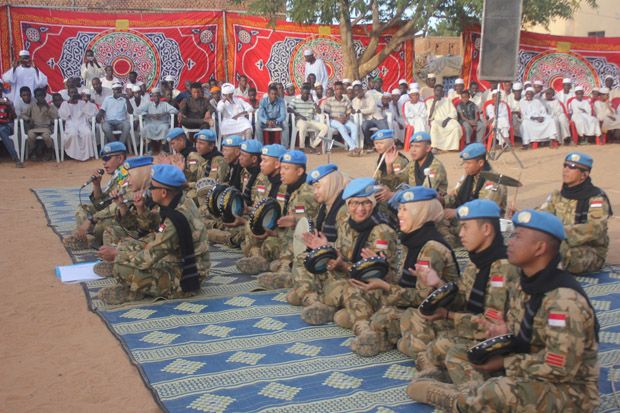 Marawis Satgas Yonkomposit TNI Hibur Warga Sudan