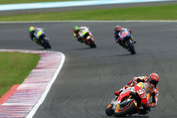 Marc Marquez (depan-Repsol Honda) saat terjatuh pada lomba MotoGP Argentina 2017. (Foto-Gold and Goose)