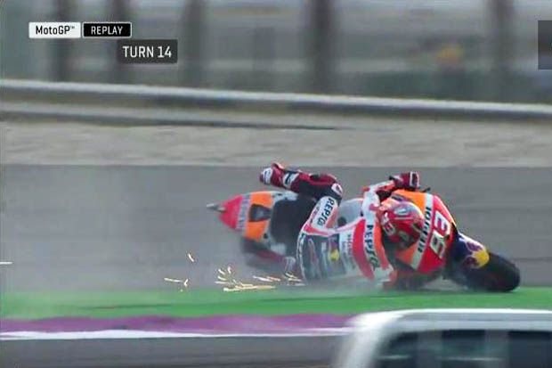 Marc Marquez (Honda Repsol) saat terjatuh di tikungan 14 pada sesi pemanasan MotoGP Qatar 2017. (Foto-MotoGP)