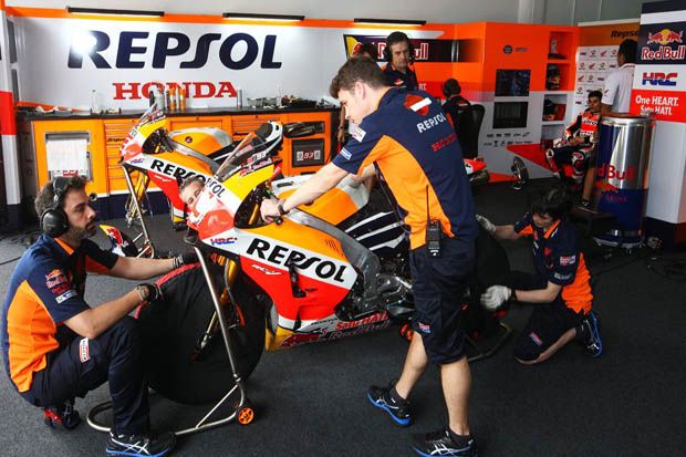 Marc Marquez (kedua dari kanan atas) pada hari pertama tes privat di sirkuit Brno Republik Ceko. (Foto-box repsol)