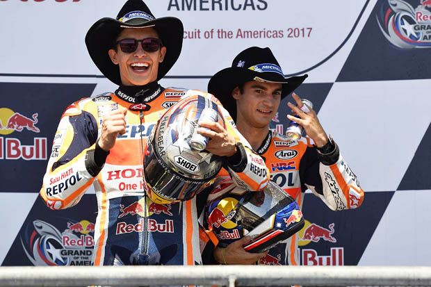 Marc Marquez (kiri-Repsol Honda) bersama Dani Pedrosa di podium juara MotoGP Austin 2017. (Foto-MM93)