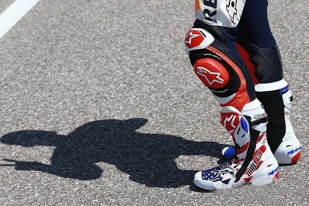 Marc Marquez (Repsol Honda) dengan sepatu balap edisi khusus di MotoGP Austin 2017. (Foto-mm93)