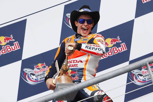Marc Marquez (Repsol Honda) di podium juara MotoGP Amerika Serikat 2016. (Foto-box repsol)