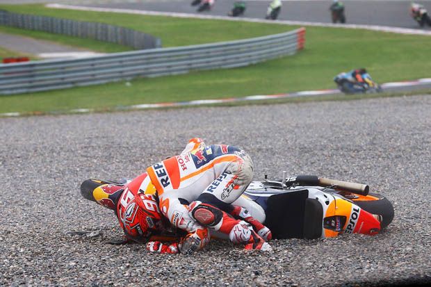 Marc Marquez (Repsol Honda) saat terjatuh di lomba MotoGP Argentina 2017. (Foto-goldandgoose) 2