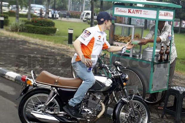 Datang ke Indonesia, Lidah Marquez Digoyang Bakwan Malang
