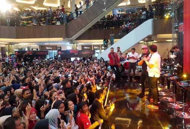Histeris Penggemar ketika Marquez Sapa Pengunjung Honda Sport Motoshow di Bandung