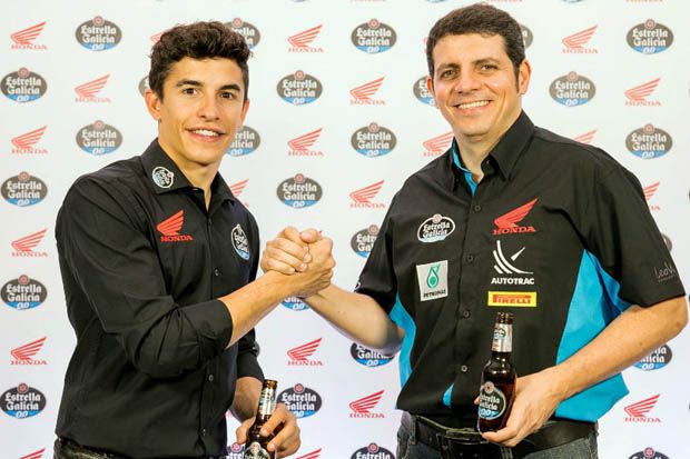 Marc Marquez dengan Alex Barros dalam acara sponsor terbaru tim Honda di MotoGP 2017. (Foto-Marca.es)