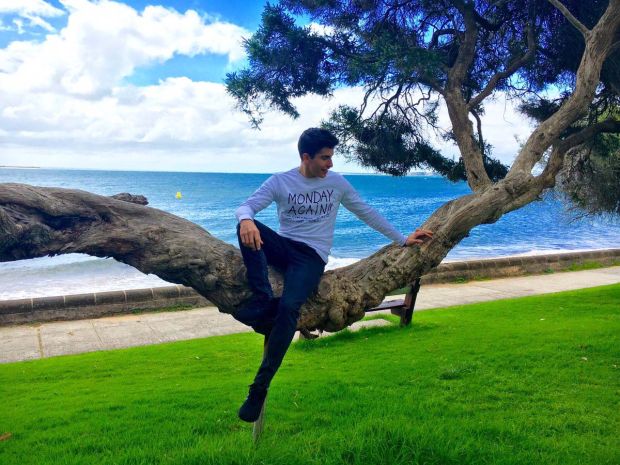 Marc Marquez di tepi pantai Phillip Island jelang tes pramusim II MotoGP 2017 di Australia. (Foto-twitter)