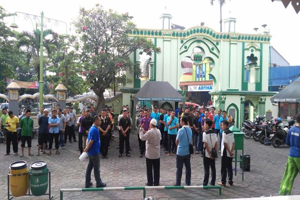Peringati Hari Hartini, Housekeepers Bersih-bersih Masjid Kauman Semarang