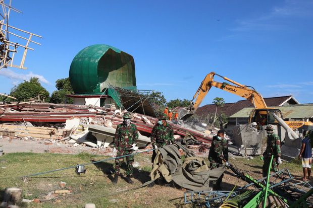 Satgas TNI Bantu Evakuasi Korban di Masjid Jabal Nur