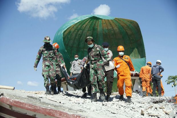 Satgas TNI Bantu Evakuasi Korban di Masjid Jabal Nur