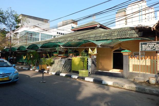 Makam Keramat di Masjid Kuno Mangga Dua