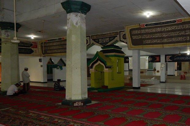 Makam Keramat di Masjid Kuno Mangga Dua