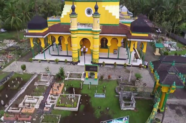 Keindahan Masjid Al-Osmani Medan dan Makam 5 Raja Deli