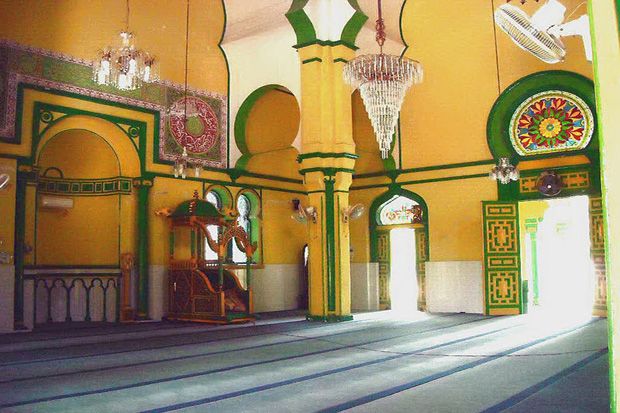 Keindahan Masjid Al-Osmani Medan dan Makam 5 Raja Deli