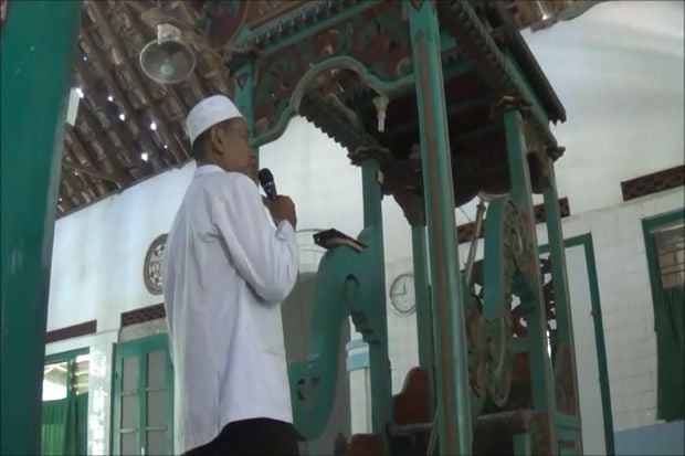 Masjid Sunan Abinawa dan Gentong yang Menarik Perhatian Peziarah