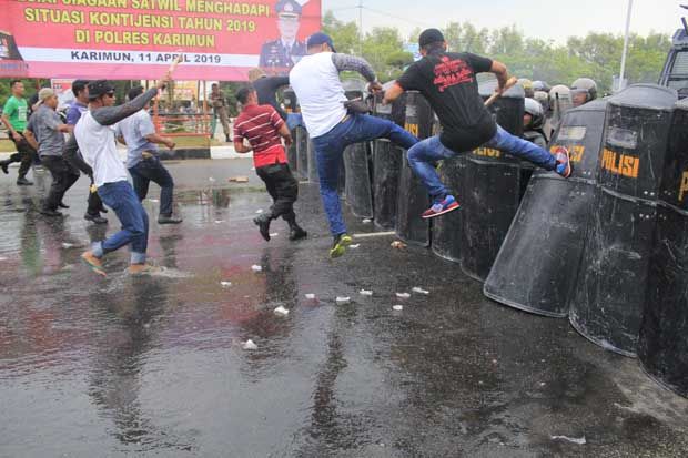 Simulasi Persiapan Pemilu, Ratusan Massa Geruduk Kantor KPU Karimun