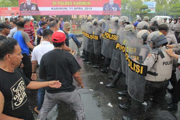 Simulasi Persiapan Pemilu, Ratusan Massa Geruduk Kantor KPU Karimun