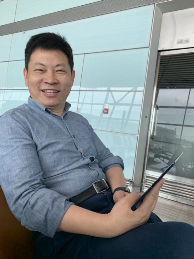CEO Huawei 'Tertangkap' Wartawan Sedang Gunakan Mate X di Bandara Shanghai