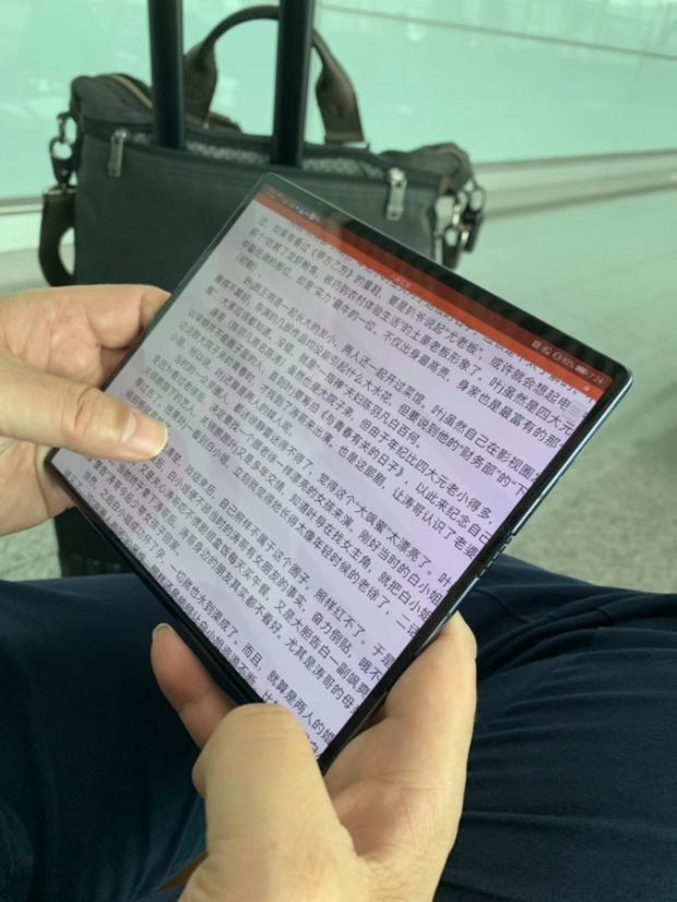CEO Huawei 'Tertangkap' Wartawan Sedang Gunakan Mate X di Bandara Shanghai