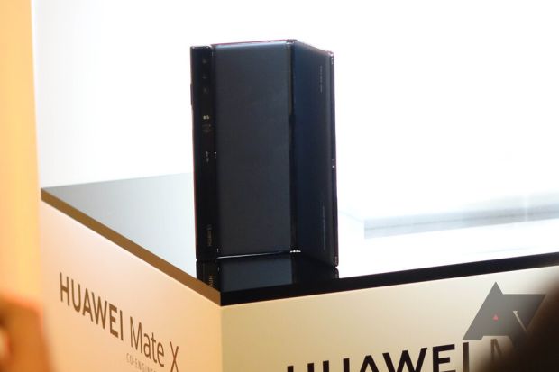 Foto-foto CEO Huawei Indikasikan Mate X Didesain Ulang
