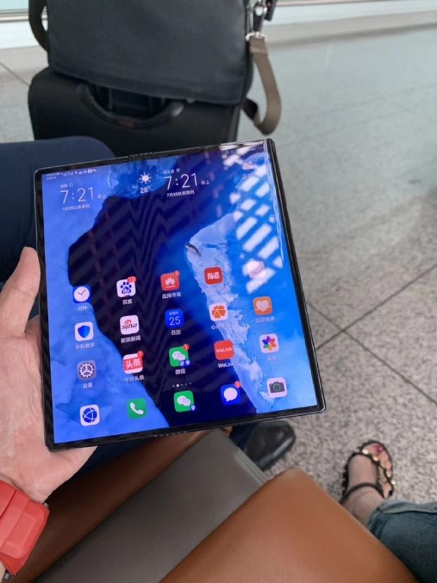 Foto-foto CEO Huawei Indikasikan Mate X Didesain Ulang