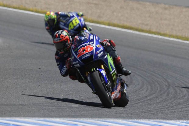 Maverick Vinales (depan) bersama Valentino Rossi di tes Jerez MotoGP 2017. (Foto-yamaha)