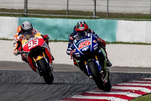Maverick Vinales (depan-Yamaha) saat dibuntuti Marc Marquez (Honda) dalam sebuah momen di MotoGP 2017. (Foto-pecinogp)
