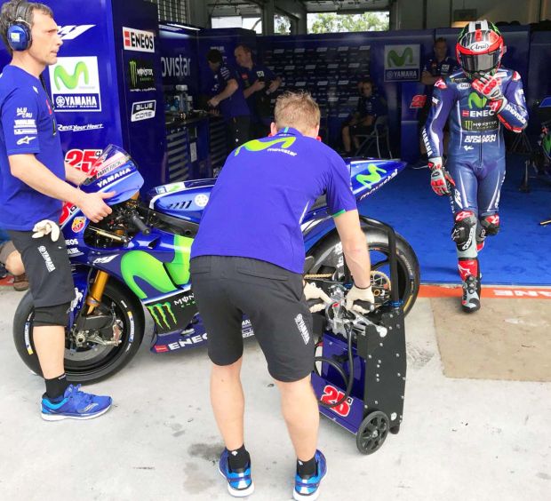 Maverick Vinales (kanan) di hari terakhir pengujian pramusim I MotoGP 2017 Sirkuit Sepang Malaysia. (Foto-Yamaha)2