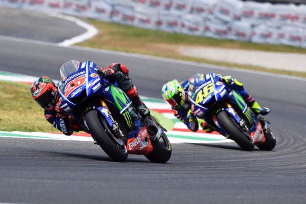 Maverick Vinales (kiri) dengan Valentino Rossi pada akhir pekan MotoGP Italia 2017 di sirkuit Mugello. (Foto-Yamaha)