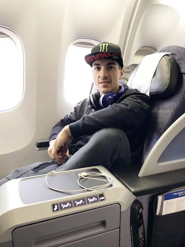 Maverick Vinales (Yamaha Factory Racing) dalam kabin pesawat yang mengantarnya ke Amerika Serikat. (Foto-mv25)