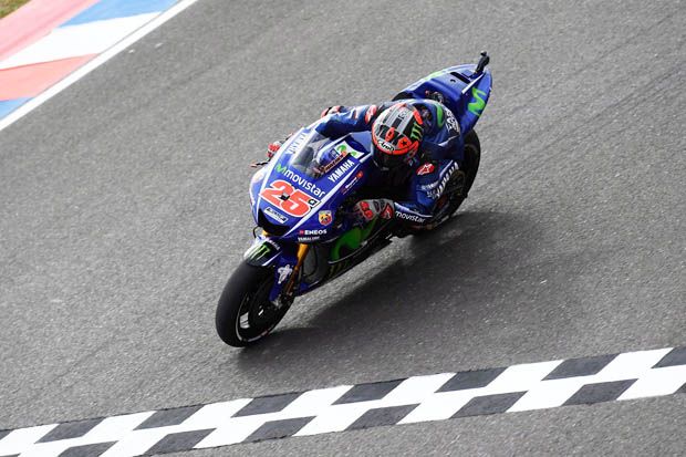 Maverick Vinales (Yamaha Factory Racing) melintas garis finis MotoGP Argentina 2017. (Foto-yamaha)