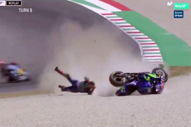 Maverick Vinales (Yamaha Factory Racing) saat terjatuh di tikungan 9 sirkuit Mugello dalam latihan bebas 2 MotoGP Italia 2017. (Foto-Marca.es)