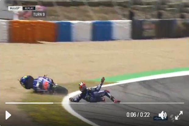 Maverick Vinales (Yamaha Factory Racing) terjatuh pada tikungan 9 di FP2 MotoGP Jerez 2017. (Foto-MotoGP) 2