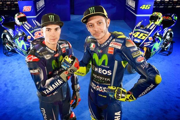 Maverick Vinales dengan Valentino Rossi di sesi foto peresmian tim Yamaha Factory Racing untuk MotoGP 2017. (Foto-twimg)4