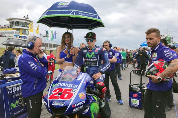 Maverick Vinales di grid start MotoGP Jerman 2017 sirkuit Sachsenring. (Foto-Yamaha)