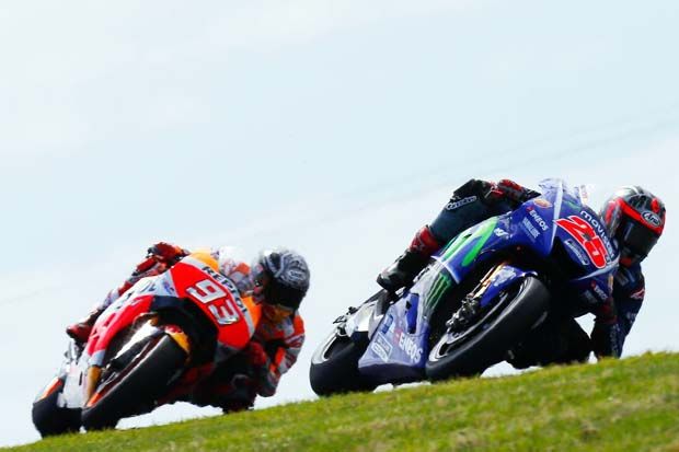 Maverick Vinales dibuntuti Marc Marquez pada tes pramusim II MotoGP 2017 di Sirkuit Phillip Island Australia. (Foto-MotoGP) 
