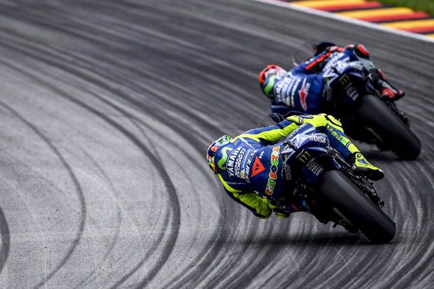 Maverick Vinales melaju di depan Valentino Rossi pada lomba MotoGP Jerman 2017 di sirkuit Sachsenring. (Foto-Yamaha Factory Racing)