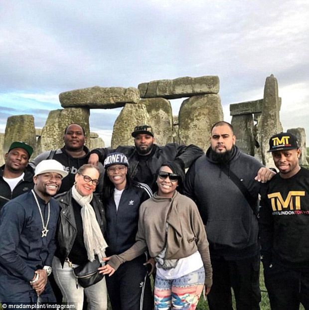 Ketika Floyd Mayweather Jr Merenung di Depan Stonehenge