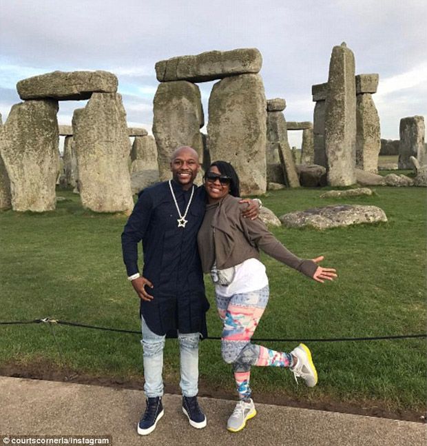 Ketika Floyd Mayweather Jr Merenung di Depan Stonehenge