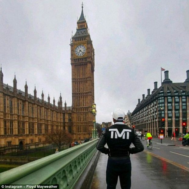 Ketika Floyd Mayweather Jr Merenung di Depan Stonehenge